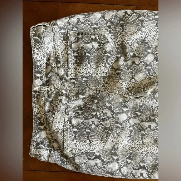 Chicos Platinum Denim Snake Animal Print Cropped Jeans Size 1 - Picture 6 of 11